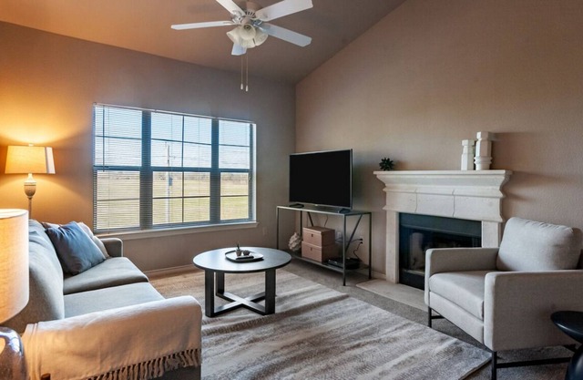 Contemporary large 1BR, in unit Washer/Dryer, FREE parking with all amenities!