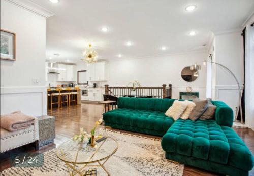 Contemporary Luxury 3 Bdr Apt for 6 with Free Parking