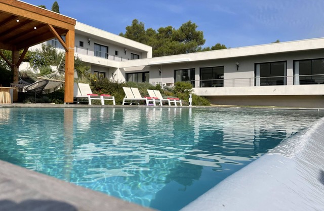 Contemporary luxury villa.12x6infinity pool. Salt treatment. Pine forest view.