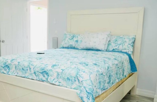 Contemporary Studio W/Full kitchen near Universal