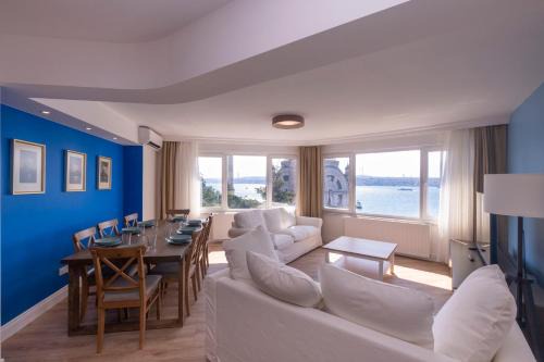 Contemporary Waterfront Apt with a Stunning View