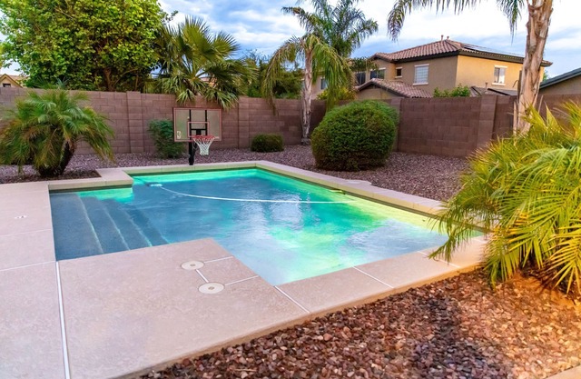 Contemporary yet Cozy Getaway. 3 bed, 2 bath, Pool