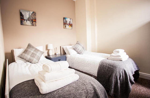 Contractor house, sleeps 5, close to restaurant's and bars, Long stays available, Oveyo Accommodation