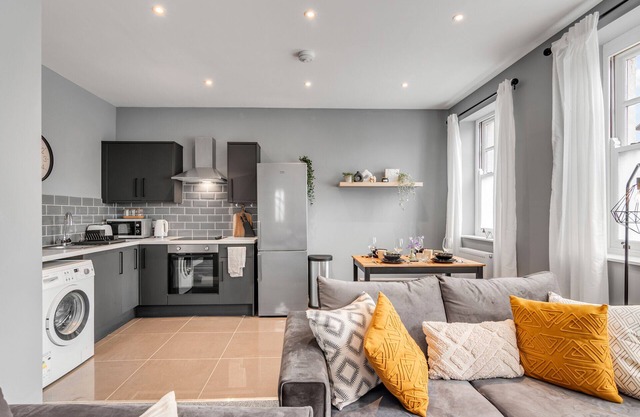 Contractor | Leisure | New 2 Bed Apartment | Sleeps 5 | Free Off Road Parking