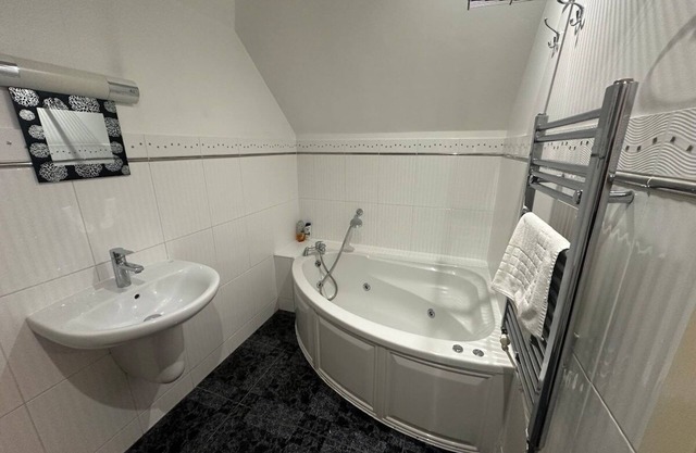 Contractor's Suite - Free Private Parking & 2 bath