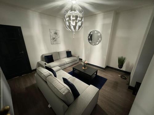 Contractors, Groups 4xBedRooms 5xDouble Beds, Close to City free parking sleeps x 10 WiFi ,Netflix,LGI Check Reviwz