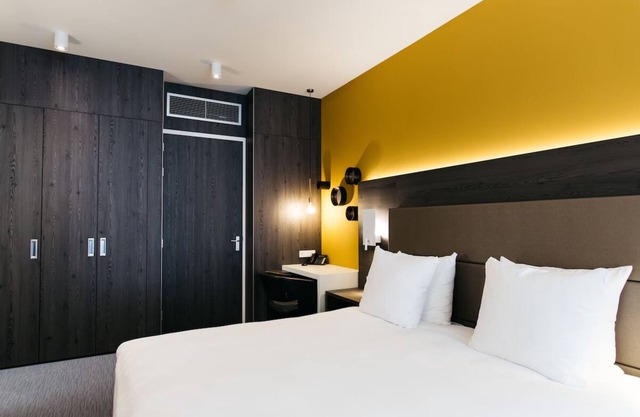 Convenient Comfort with Dining, Parking & Everything Nearby!