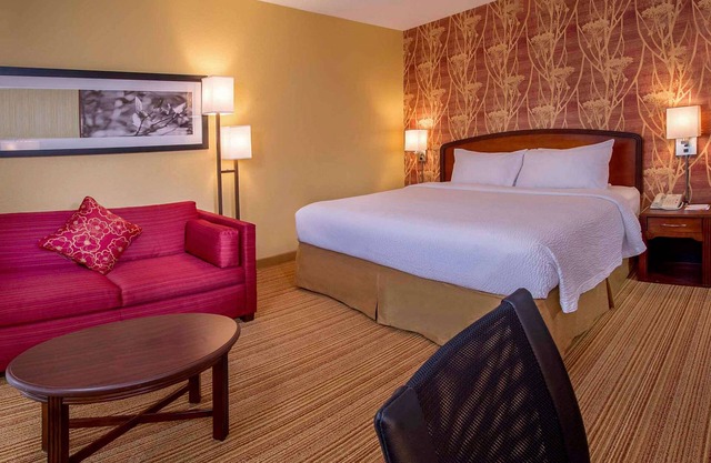 Convenient Countryside Stay! Free Parking, Pool, Near Parkside Town Commons