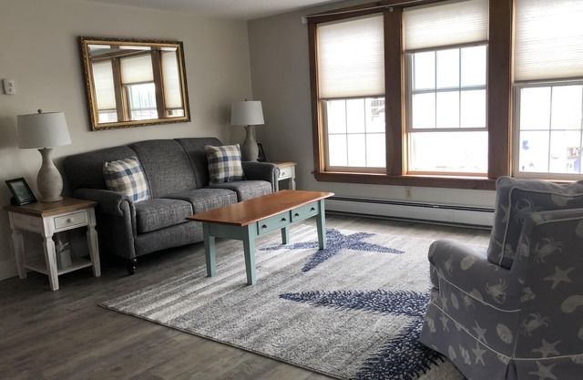 Convenient Downtown Location w/Harbor View