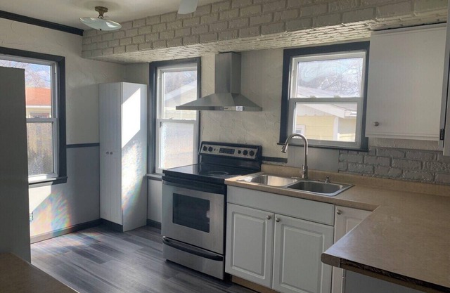 Convenient location. 2 bedrooms 5 minutes from Flint airport