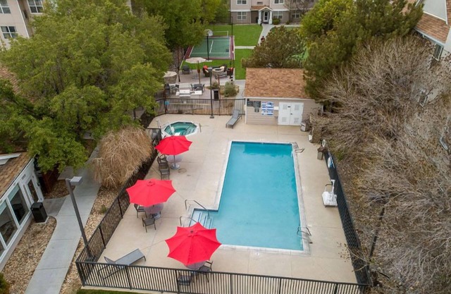 Convenient Location! Unit with Fully-equipped Kitchen and FREE Breakfast!