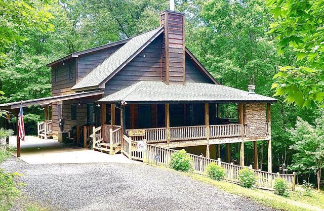 Convenient sanctuary, all paved roads, only 15 minutes to Downtown Blue Ridge.