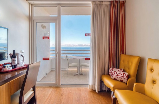 Convenient Stay! Balcony with Sea View, Swimming Pool & Spa, Free Parking!