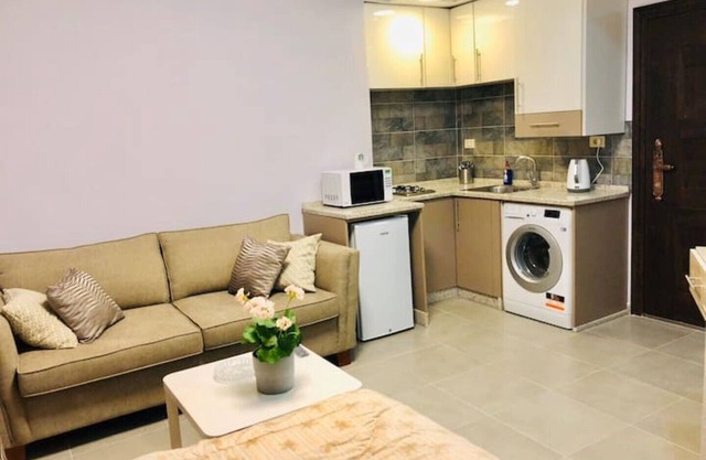 Convenient studio 13 mins to downtown - steps away to great food, cafes, shops