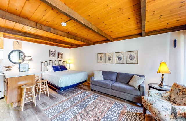 Convenient Studio, Walking Distance to Sun Valley Lake - Shopping, Skiing Nearby