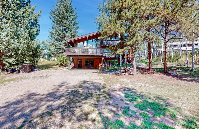 Conveniently located home with W/D & WiFi - nearby ski area