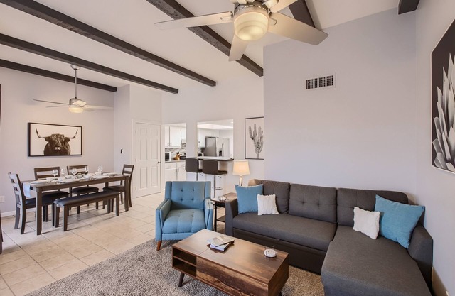 Cool & Comfy Tempe Townhome - Walk to Sloan Park, min to ASU, Town Lake or Mill!