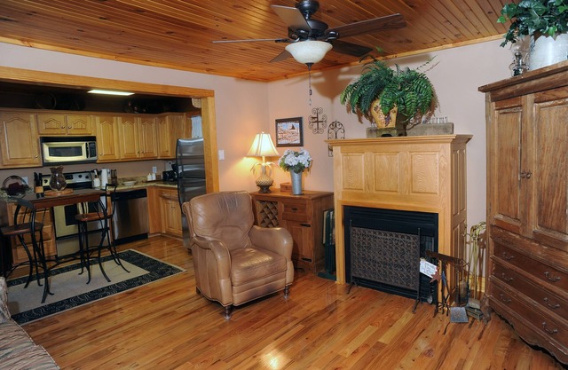 COOL COTTAGE AT 4800 FT SLEEPS 8. GOOGLE MAP IS NOT CORRECT 10 MILES TO B ROCK