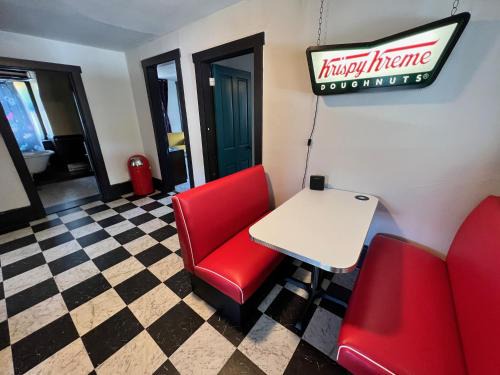Cool, Retro Getaway in Heart of Downtown