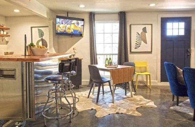 COOL STUDIO GARAGE LOCATED IN THE HEART OF OKC!! W/ PRIVATE YARD!!