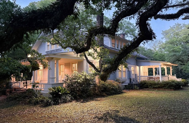 Coolest House in Fairhope! 2x King Beds! Porches!