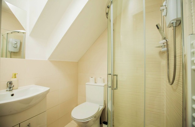 Coombe Hill 2 bedroom House & Parking