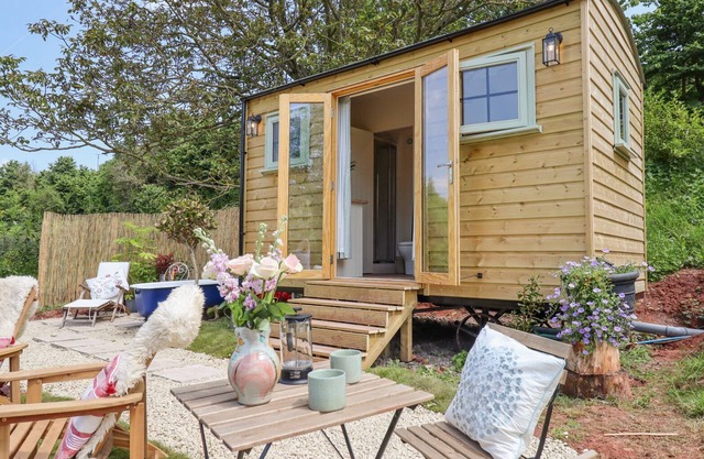 COOMBE VALLEY SHEPHERD'S HUT, pet friendly, with a garden in Shaldon