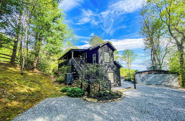 Copper Kettle Cabin A peaceful cabin, pet friendly near Hendersonville