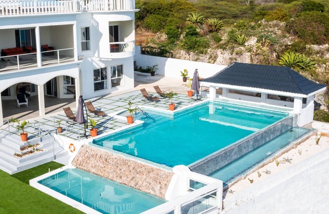 Coral Bay Chateau - Luxury Villa in Treasure Beach