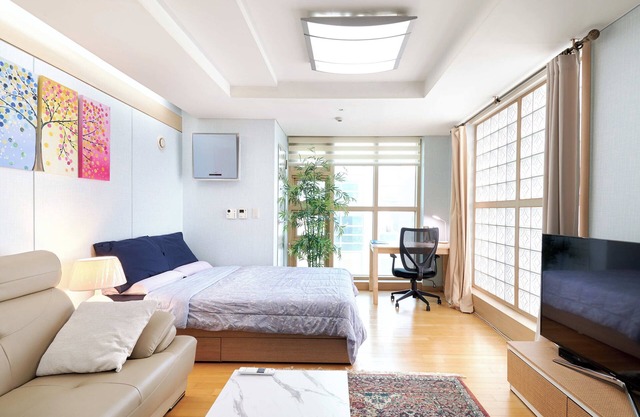 Corner Super 1-bedroom condo with AC in the heart of Gangnam!