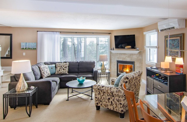 Corner townhome with mountain views, gas fireplace & AC - Quechee Club access