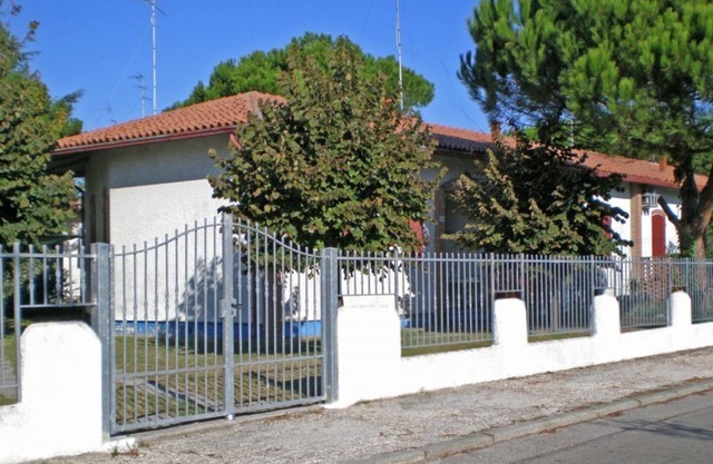 Corner villa with huge shaded garden, 6 beds 600 meters from the sea