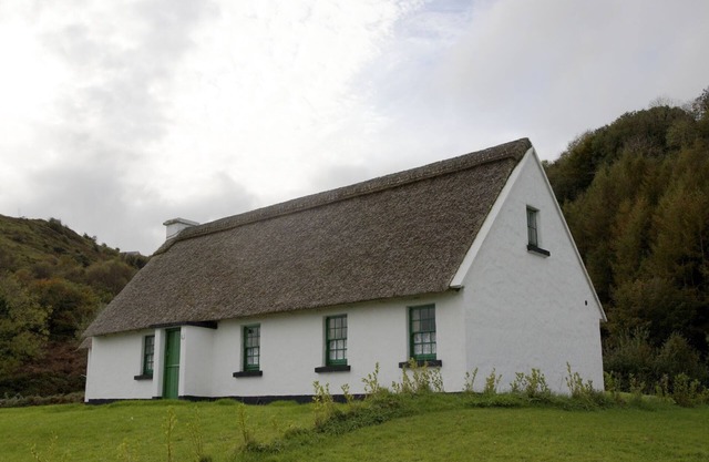 Corofin Lake Cottage No 2 - a two story that sleeps 8 guests in 4 bedrooms