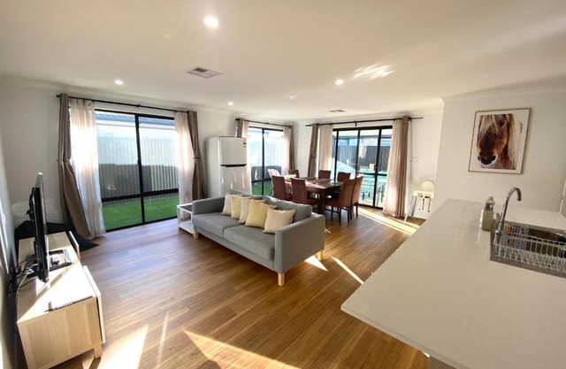 Corporate Executive Modern 5bedroom Family friendly home - Disabled Access & Disability Modified