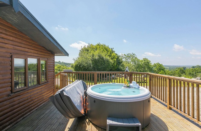 COSTENTYN, TOR DOWN QUARRY, pet friendly, with hot tub in St Breward