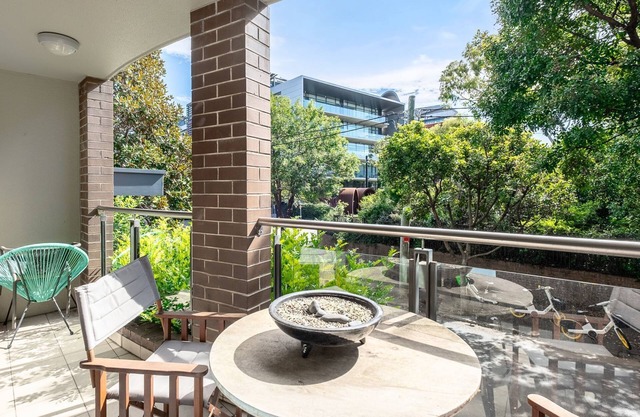 Cosy 2-Bed in Redfern with Terrace & Parking