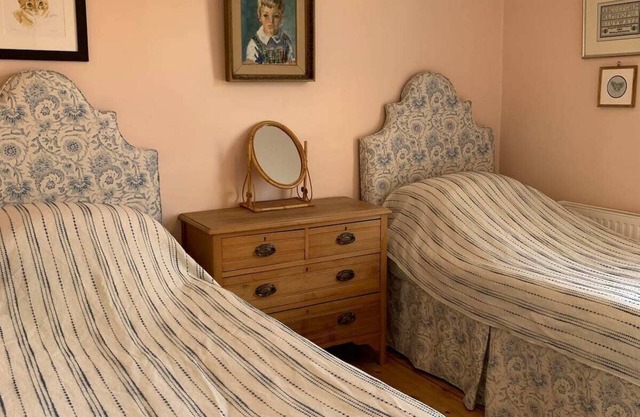 Cosy, 2-Bed Surrey cottage; easy access into London n