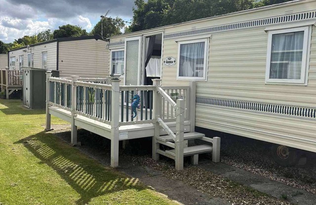 Cosy 2-Bedroom Caravan with Decking