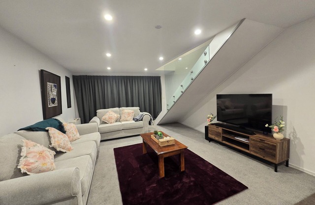 Cosy 2BR Wanaka Apartment – Roy’s Peak View, 10 minutes to Lakefront