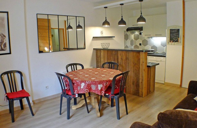 Cosy 3-Room Apartment with Pools, Terrace, and Forest View in Samoëns
