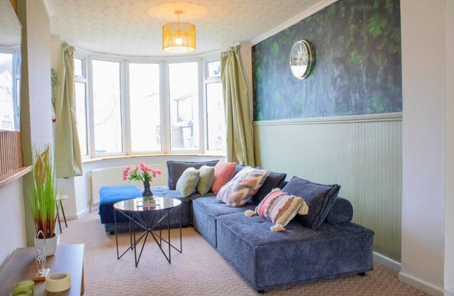 Cosy 3BR - Wifi, Smart TV, Parking and 5-Min to Airport, JLR & NEC in Birmingham