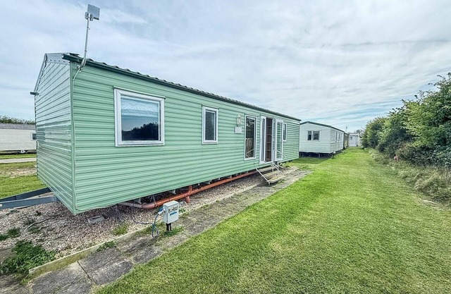 Cosy 8 berth caravan with lovely field views at Sunnydale ref 35353S
