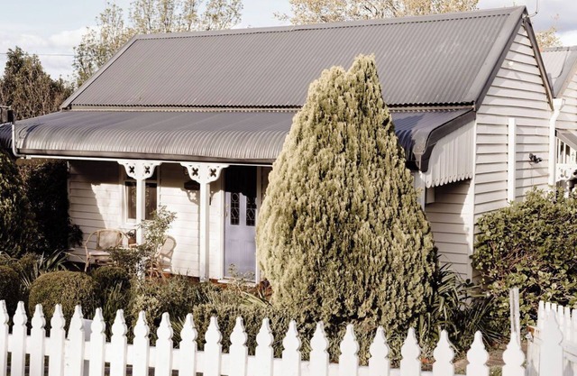 Cosy and authentic 1870s miner's cottage - Views, fireplace, stroll into town
