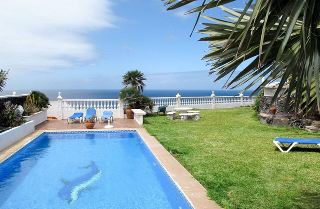 Cosy apartment for 4 guests with WIFI, pool, TV, patio and parking