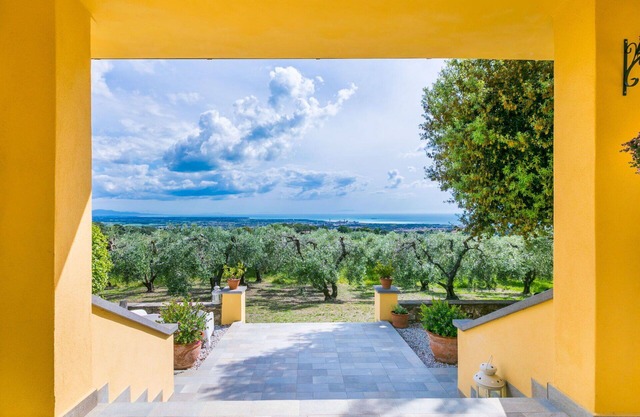 Cosy apartment for 4 guests with WIFI, TV, terrace, pets allowed, panoramic view and parking