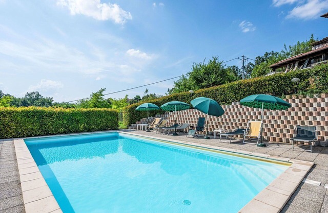 Cosy apartment in villa for 14 people with WIFI, pool, patio, pets allowed and parking