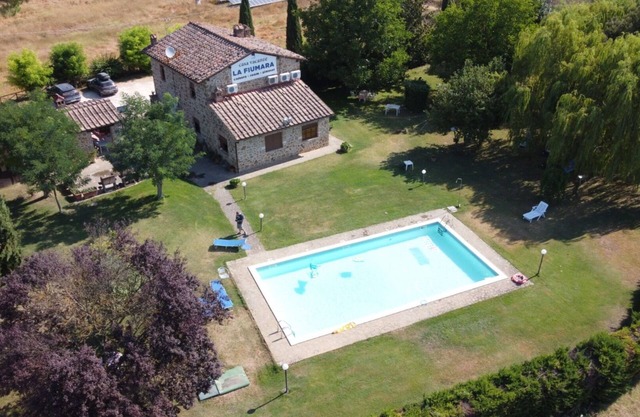 Cosy apartment in villa for 2 people with A/C, pool and TV, close to Siena