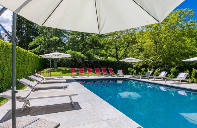 Cosy apartment in villa for 20 guests with WIFI, private pool, TV, terrace and pets allowed