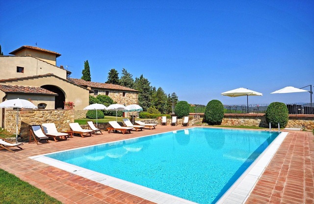 Cosy apartment with pool, WIFI, TV, pets allowed and panoramic view, close to Greve In Chianti