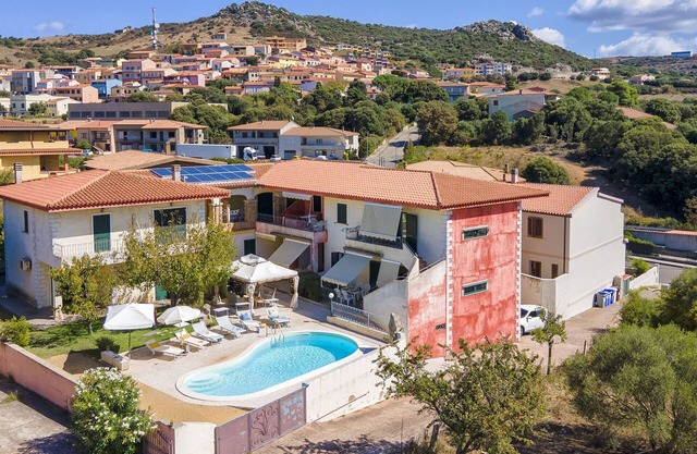 Cosy apartment for 6 guests with pool, A/C, WIFI, TV, patio and parking